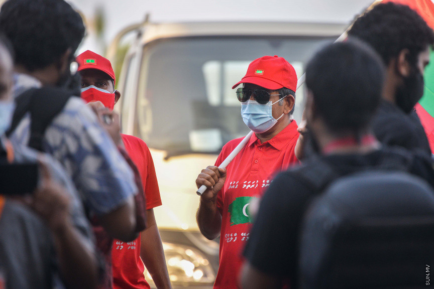 ފެބްރުއަރީ 26، 2021: އިދިކޮޅު ޕީޕީއެމް/ޕީއެންސީގެ ފަރާތުން މާލޭގައި ބޭއްވި އެއްވުމުގެ ތެރެއިން: އެއްވުން ނުފަށަނީސް، އެއްވުން އިންތިޒާމުކުރުމުގައި އިސްކޮށް އުޅުނު ބައެއް މީހުން ފުލުހުން ވަނީ ހައްޔަރުކޮއްފައި -- ސަން ފޮޓޯ: ފަޔާޒު މޫސާ