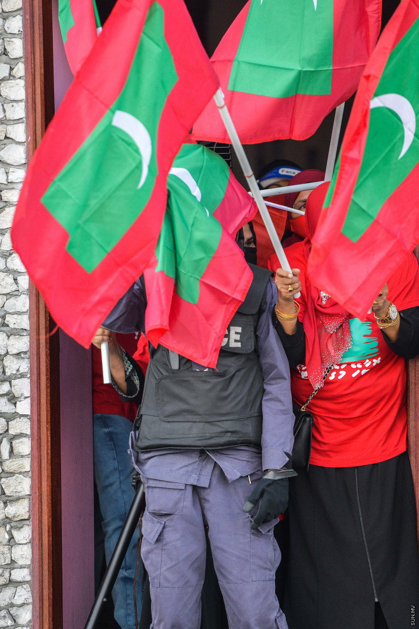 ފެބްރުއަރީ 26، 2021: އިދިކޮޅު ޕީޕީއެމް/ޕީއެންސީގެ ފަރާތުން މާލޭގައި ބޭއްވި އެއްވުމުގެ ތެރެއިން: އެއްވުން ނުފަށަނީސް، އެއްވުން އިންތިޒާމުކުރުމުގައި އިސްކޮށް އުޅުނު ބައެއް މީހުން ފުލުހުން ވަނީ ހައްޔަރުކޮއްފައި -- ސަން ފޮޓޯ: ފަޔާޒު މޫސާ