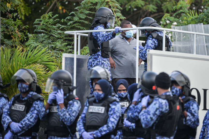 ފެބްރުއަރީ 26، 2021: އިދިކޮޅު ޕީޕީއެމް/ޕީއެންސީގެ ފަރާތުން މާލޭގައި ބޭއްވި އެއްވުމުގެ ތެރެއިން: އެއްވުން ނުފަށަނީސް، އެއްވުން އިންތިޒާމުކުރުމުގައި އިސްކޮށް އުޅުނު ބައެއް މީހުން ފުލުހުން ވަނީ ހައްޔަރުކޮއްފައި -- ސަން ފޮޓޯ: ފަޔާޒު މޫސާ