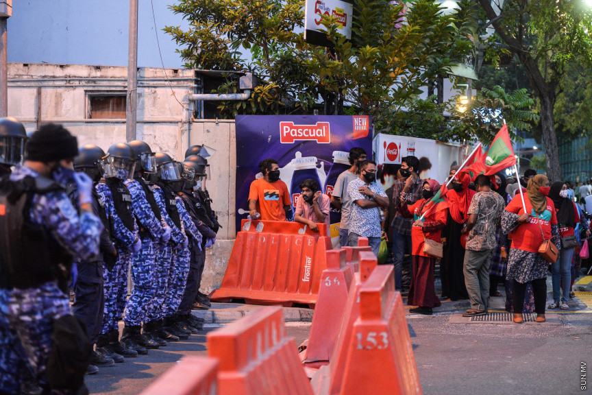 ފެބްރުއަރީ 26، 2021: އިދިކޮޅު ޕީޕީއެމް/ޕީއެންސީގެ ފަރާތުން މާލޭގައި ބޭއްވި އެއްވުމުގެ ތެރެއިން: އެއްވުން ނުފަށަނީސް، އެއްވުން އިންތިޒާމުކުރުމުގައި އިސްކޮށް އުޅުނު ބައެއް މީހުން ފުލުހުން ވަނީ ހައްޔަރުކޮއްފައި -- ސަން ފޮޓޯ: ފަޔާޒު މޫސާ