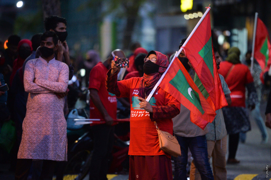ފެބްރުއަރީ 26، 2021: އިދިކޮޅު ޕީޕީއެމް/ޕީއެންސީގެ ފަރާތުން މާލޭގައި ބޭއްވި އެއްވުމުގެ ތެރެއިން: އެއްވުން ނުފަށަނީސް، އެއްވުން އިންތިޒާމުކުރުމުގައި އިސްކޮށް އުޅުނު ބައެއް މީހުން ފުލުހުން ވަނީ ހައްޔަރުކޮއްފައި -- ސަން ފޮޓޯ: ފަޔާޒު މޫސާ