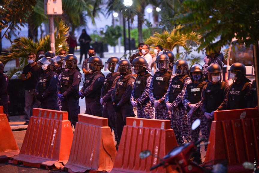 ފެބްރުއަރީ 26، 2021: އިދިކޮޅު ޕީޕީއެމް/ޕީއެންސީގެ ފަރާތުން މާލޭގައި ބޭއްވި އެއްވުމުގެ ތެރެއިން: އެއްވުން ނުފަށަނީސް، އެއްވުން އިންތިޒާމުކުރުމުގައި އިސްކޮށް އުޅުނު ބައެއް މީހުން ފުލުހުން ވަނީ ހައްޔަރުކޮއްފައި -- ސަން ފޮޓޯ: ފަޔާޒު މޫސާ
