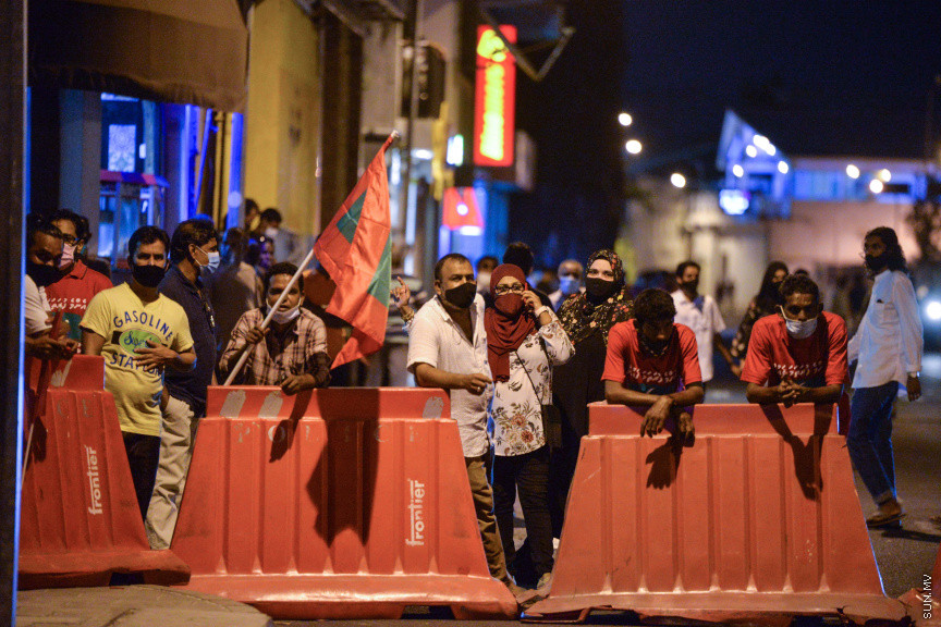 ފެބްރުއަރީ 26، 2021: އިދިކޮޅު ޕީޕީއެމް/ޕީއެންސީގެ ފަރާތުން މާލޭގައި ބޭއްވި އެއްވުމުގެ ތެރެއިން: އެއްވުން ނުފަށަނީސް، އެއްވުން އިންތިޒާމުކުރުމުގައި އިސްކޮށް އުޅުނު ބައެއް މީހުން ފުލުހުން ވަނީ ހައްޔަރުކޮއްފައި -- ސަން ފޮޓޯ: ފަޔާޒު މޫސާ