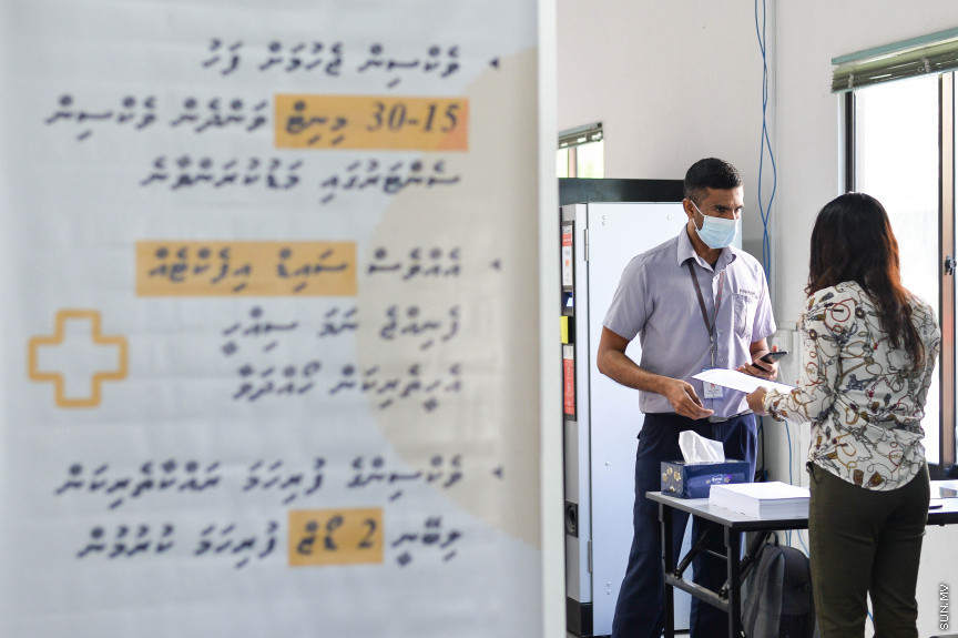 މާޗް 1، 2021: އެއާޕޯޓް ޕާސް ހޯލްޑަރުންނަށް އަމާޒުކޮށްގެން ކޮވިޑް19 އިން ރައްކާތެރިވުމަށް ވެކްސިން ޖެހުމުގެ ޕްރޮގްރާމެއް އެމްއޭސީއެލް އިން ފަށުން -- ސަން ފޮޓޯ/ ފަޔާޒު މޫސާ