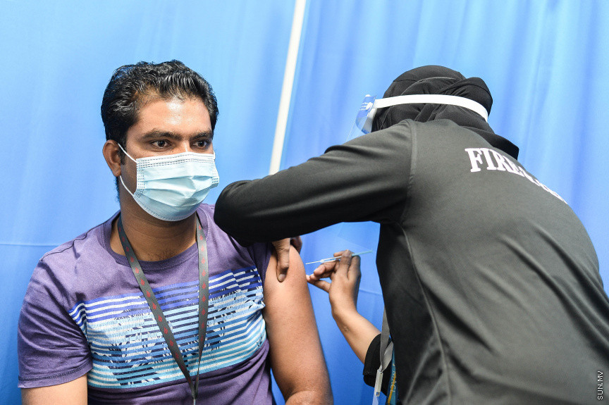 މާޗް 1، 2021: އެއާޕޯޓް ޕާސް ހޯލްޑަރުންނަށް އަމާޒުކޮށްގެން ކޮވިޑް19 އިން ރައްކާތެރިވުމަށް ވެކްސިން ޖެހުމުގެ ޕްރޮގްރާމެއް އެމްއޭސީއެލް އިން ފަށުން -- ސަން ފޮޓޯ/ ފަޔާޒު މޫސާ