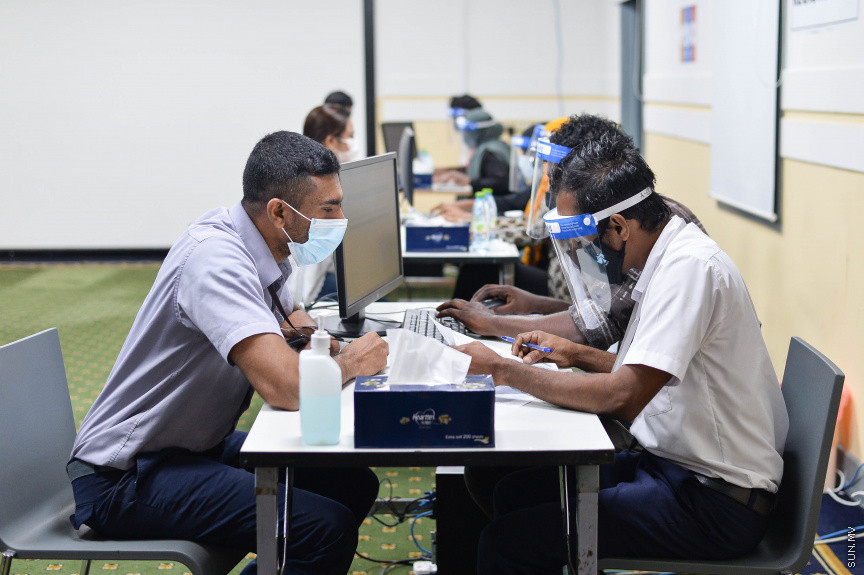 މާޗް 1، 2021: އެއާޕޯޓް ޕާސް ހޯލްޑަރުންނަށް އަމާޒުކޮށްގެން ކޮވިޑް19 އިން ރައްކާތެރިވުމަށް ވެކްސިން ޖެހުމުގެ ޕްރޮގްރާމެއް އެމްއޭސީއެލް އިން ފަށުން -- ސަން ފޮޓޯ/ ފަޔާޒު މޫސާ