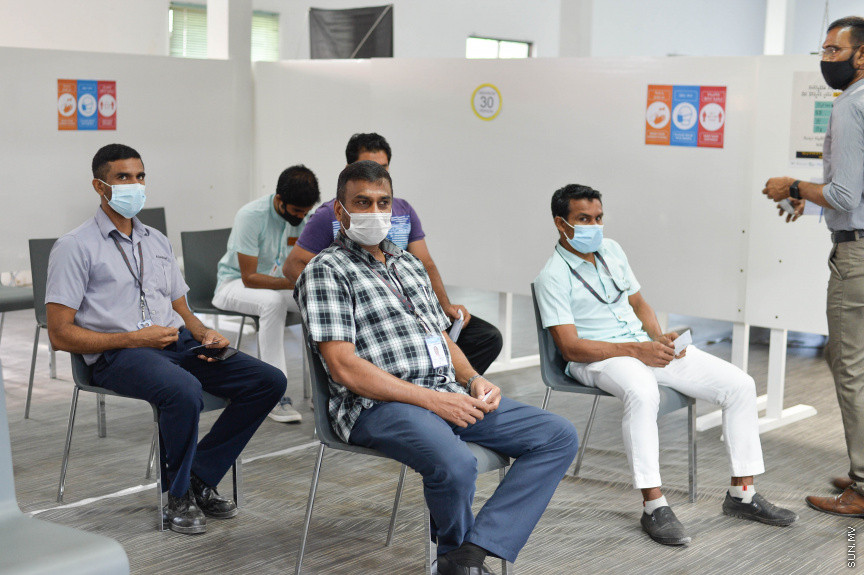 މާޗް 1، 2021: އެއާޕޯޓް ޕާސް ހޯލްޑަރުންނަށް އަމާޒުކޮށްގެން ކޮވިޑް19 އިން ރައްކާތެރިވުމަށް ވެކްސިން ޖެހުމުގެ ޕްރޮގްރާމެއް އެމްއޭސީއެލް އިން ފަށުން -- ސަން ފޮޓޯ/ ފަޔާޒު މޫސާ