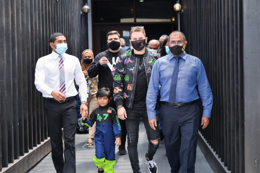 މާޗް 1، 2021: މޮޓޯ ޖީޕީ ސައިކަލް ރޭސް ޗެމްޕިއަން ޖޯޖް ލޮރެންޒޯ ގަރޭރޯ ރާއްޖެއައުން: ލޮރެންޒޯއަށް މަރުހަބާ ކިއުއްވީ ޔޫތް މިނިސްޓަރ މަހްލޫފް އާއި ޓޫރިޒަމް މިނިސްޓަރ މައުސޫމް -- ސަން ފޮޓޯ/ ފަޔާޒު މޫސާ