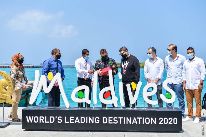 މާޗް 1، 2021: މޮޓޯ ޖީޕީ ސައިކަލް ރޭސް ޗެމްޕިއަން ޖޯޖް ލޮރެންޒޯ ގަރޭރޯ ރާއްޖެއައުން: ލޮރެންޒޯއަށް މަރުހަބާ ކިއުއްވީ ޔޫތް މިނިސްޓަރ މަހްލޫފް އާއި ޓޫރިޒަމް މިނިސްޓަރ މައުސޫމް -- ސަން ފޮޓޯ/ ފަޔާޒު މޫސާ