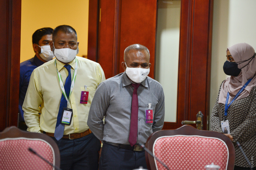 މާޗް، 4، 2021: ރައްޔިތުންގެ މަޖިލީހުގެ ގައުމީ ތަރައްގީއާއި ތަރިކަ ކޮމިޓީށް ހިޔާ ފްލެޓް ތަކުގެ މައްސަލައިގައި ކަމާ ބެހޭ ހުރިހާ ފަރާތްތަކެއް ހާޒިރުކުރުން -- ސަން ފޮޓޯ/ ފަޔާޒު މޫސާ