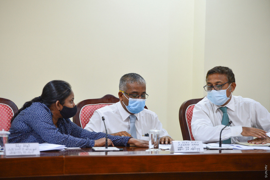 މާޗް، 4، 2021: ރައްޔިތުންގެ މަޖިލީހުގެ ގައުމީ ތަރައްގީއާއި ތަރިކަ ކޮމިޓީށް ހިޔާ ފްލެޓް ތަކުގެ މައްސަލައިގައި ކަމާ ބެހޭ ހުރިހާ ފަރާތްތަކެއް ހާޒިރުކުރުން -- ސަން ފޮޓޯ/ ފަޔާޒު މޫސާ