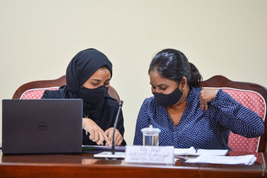 މާޗް، 4، 2021: ރައްޔިތުންގެ މަޖިލީހުގެ ގައުމީ ތަރައްގީއާއި ތަރިކަ ކޮމިޓީށް ހިޔާ ފްލެޓް ތަކުގެ މައްސަލައިގައި ކަމާ ބެހޭ ހުރިހާ ފަރާތްތަކެއް ހާޒިރުކުރުން -- ސަން ފޮޓޯ/ ފަޔާޒު މޫސާ