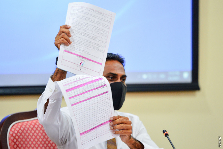 މާޗް، 4، 2021: ރައްޔިތުންގެ މަޖިލީހުގެ ގައުމީ ތަރައްގީއާއި ތަރިކަ ކޮމިޓީށް ހިޔާ ފްލެޓް ތަކުގެ މައްސަލައިގައި ކަމާ ބެހޭ ހުރިހާ ފަރާތްތަކެއް ހާޒިރުކުރުން -- ސަން ފޮޓޯ/ ފަޔާޒު މޫސާ