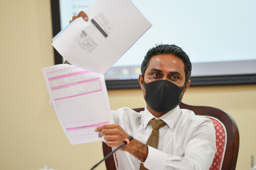 މާޗް، 4، 2021: ރައްޔިތުންގެ މަޖިލީހުގެ ގައުމީ ތަރައްގީއާއި ތަރިކަ ކޮމިޓީށް ހިޔާ ފްލެޓް ތަކުގެ މައްސަލައިގައި ކަމާ ބެހޭ ހުރިހާ ފަރާތްތަކެއް ހާޒިރުކުރުން -- ސަން ފޮޓޯ/ ފަޔާޒު މޫސާ