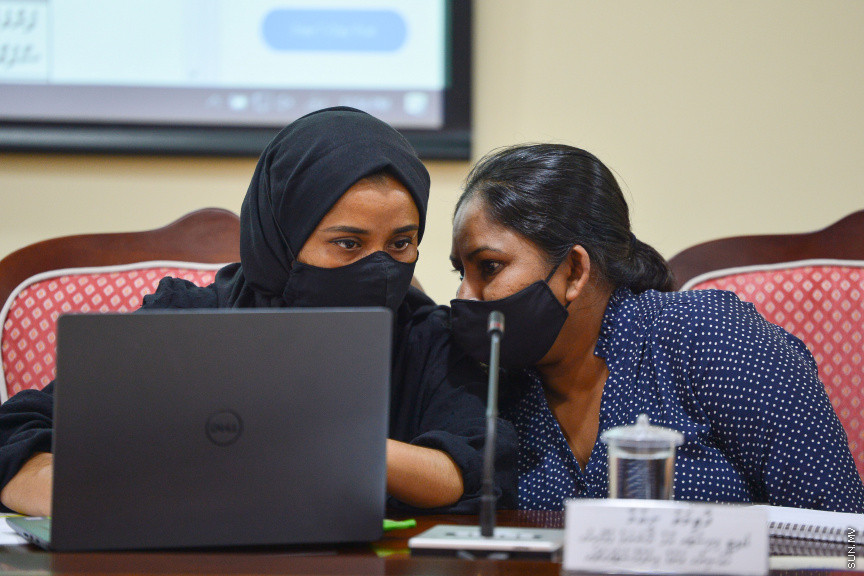 މާޗް، 4، 2021: ރައްޔިތުންގެ މަޖިލީހުގެ ގައުމީ ތަރައްގީއާއި ތަރިކަ ކޮމިޓީށް ހިޔާ ފްލެޓް ތަކުގެ މައްސަލައިގައި ކަމާ ބެހޭ ހުރިހާ ފަރާތްތަކެއް ހާޒިރުކުރުން -- ސަން ފޮޓޯ/ ފަޔާޒު މޫސާ
