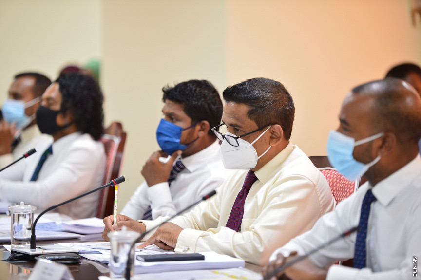 މާޗް، 4، 2021: ރައްޔިތުންގެ މަޖިލީހުގެ ގައުމީ ތަރައްގީއާއި ތަރިކަ ކޮމިޓީށް ހިޔާ ފްލެޓް ތަކުގެ މައްސަލައިގައި ކަމާ ބެހޭ ހުރިހާ ފަރާތްތަކެއް ހާޒިރުކުރުން -- ސަން ފޮޓޯ/ ފަޔާޒު މޫސާ