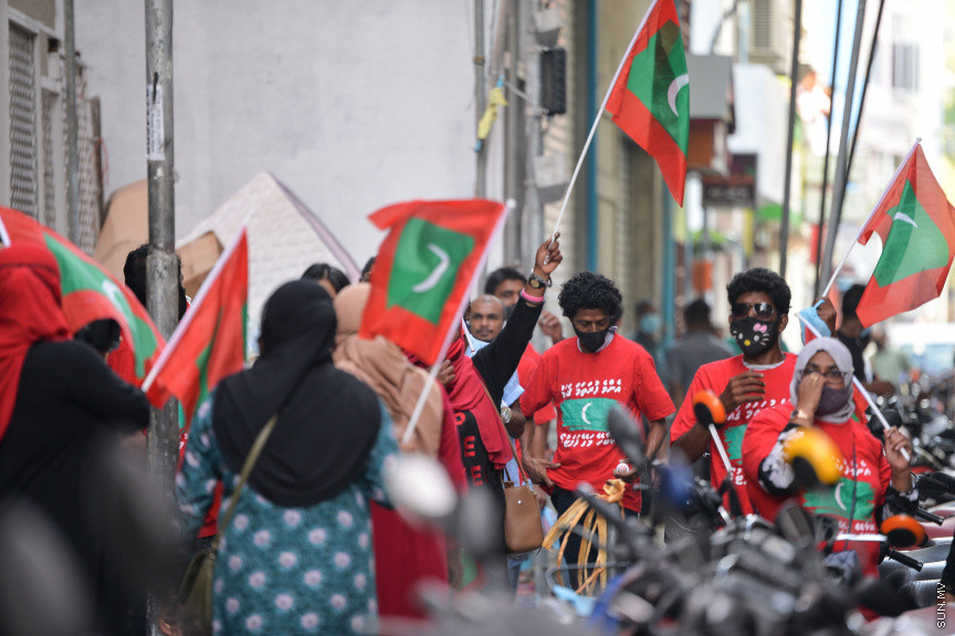 މާޗް 5، 2021: އެޗްޕީއޭއިން އެއްފަހަރާ 5 މީހުންނަށް ވުރެގިނައިން އެއްވުން މަނާކޮށްފައި ވަނިކޮށް އިދިކޮޅު ޕީޕީއެމް/ޕީއެންސީ ކޯލިޝަނުން 
މާލޭގައި ކުރިއަށްގެންދިޔަ މުޒާހަރާގެ ތެރެއިން -- ސަން ފޮޓޯ/ ފަޔާޒު މޫސާ