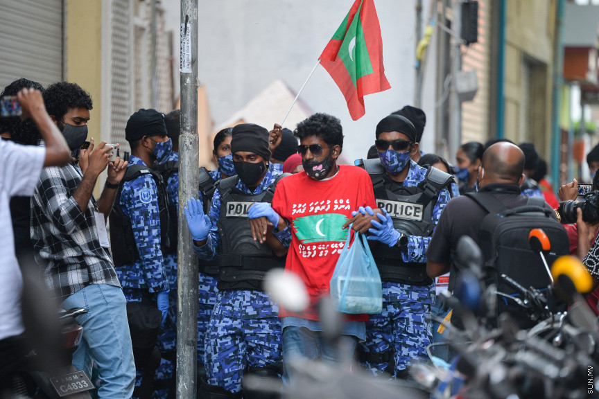 މާޗް 5، 2021: އެޗްޕީއޭއިން އެއްފަހަރާ 5 މީހުންނަށް ވުރެގިނައިން އެއްވުން މަނާކޮށްފައި ވަނިކޮށް އިދިކޮޅު ޕީޕީއެމް/ޕީއެންސީ ކޯލިޝަނުން 
މާލޭގައި ކުރިއަށްގެންދިޔަ މުޒާހަރާގެ ތެރެއިން -- ސަން ފޮޓޯ/ ފަޔާޒު މޫސާ