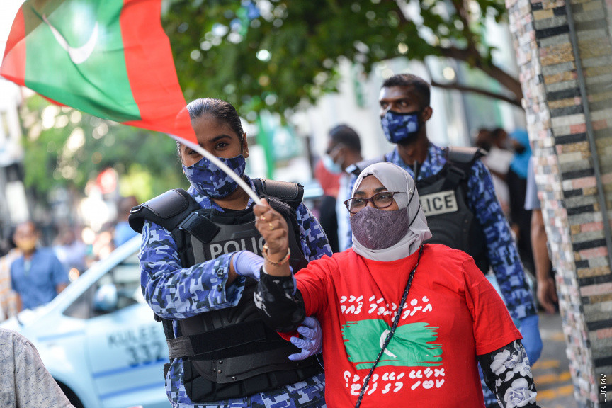 މާޗް 5، 2021: އެޗްޕީއޭއިން އެއްފަހަރާ 5 މީހުންނަށް ވުރެގިނައިން އެއްވުން މަނާކޮށްފައި ވަނިކޮށް އިދިކޮޅު ޕީޕީއެމް/ޕީއެންސީ ކޯލިޝަނުން 
މާލޭގައި ކުރިއަށްގެންދިޔަ މުޒާހަރާގެ ތެރެއިން -- ސަން ފޮޓޯ/ ފަޔާޒު މޫސާ