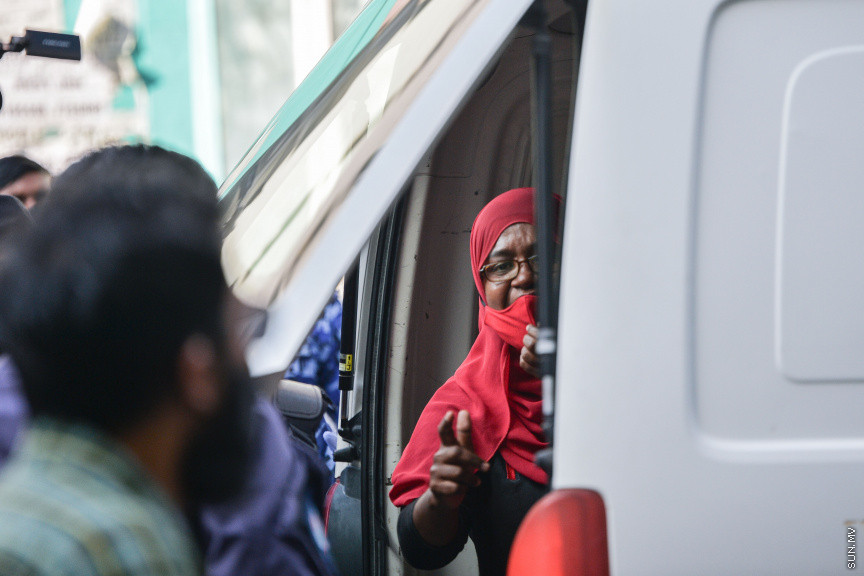 މާޗް 5، 2021: އެޗްޕީއޭއިން އެއްފަހަރާ 5 މީހުންނަށް ވުރެގިނައިން އެއްވުން މަނާކޮށްފައި ވަނިކޮށް އިދިކޮޅު ޕީޕީއެމް/ޕީއެންސީ ކޯލިޝަނުން 
މާލޭގައި ކުރިއަށްގެންދިޔަ މުޒާހަރާގެ ތެރެއިން -- ސަން ފޮޓޯ/ ފަޔާޒު މޫސާ