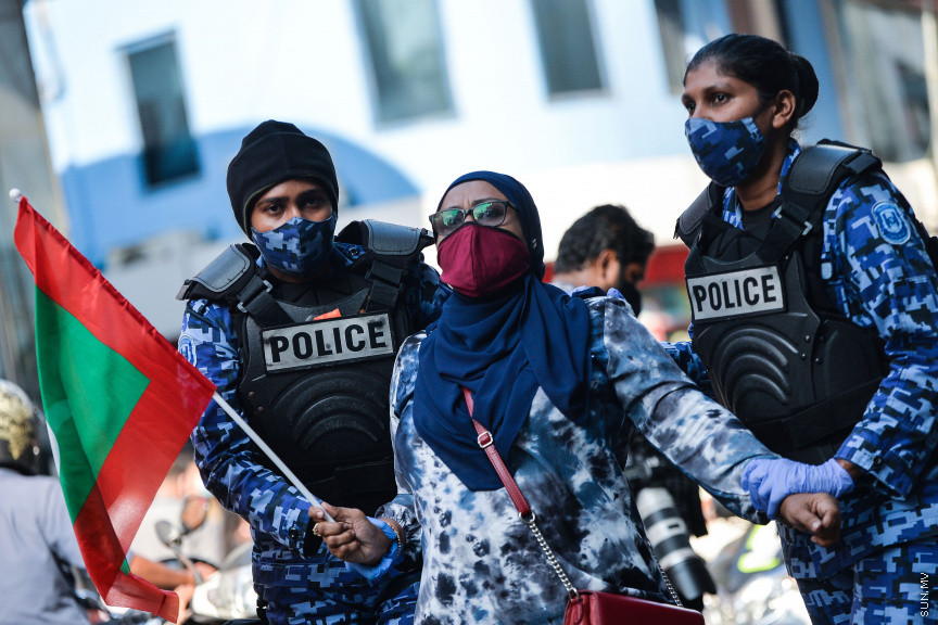 މާޗް 5، 2021: އެޗްޕީއޭއިން އެއްފަހަރާ 5 މީހުންނަށް ވުރެގިނައިން އެއްވުން މަނާކޮށްފައި ވަނިކޮށް އިދިކޮޅު ޕީޕީއެމް/ޕީއެންސީ ކޯލިޝަނުން 
މާލޭގައި ކުރިއަށްގެންދިޔަ މުޒާހަރާގެ ތެރެއިން -- ސަން ފޮޓޯ/ ފަޔާޒު މޫސާ
