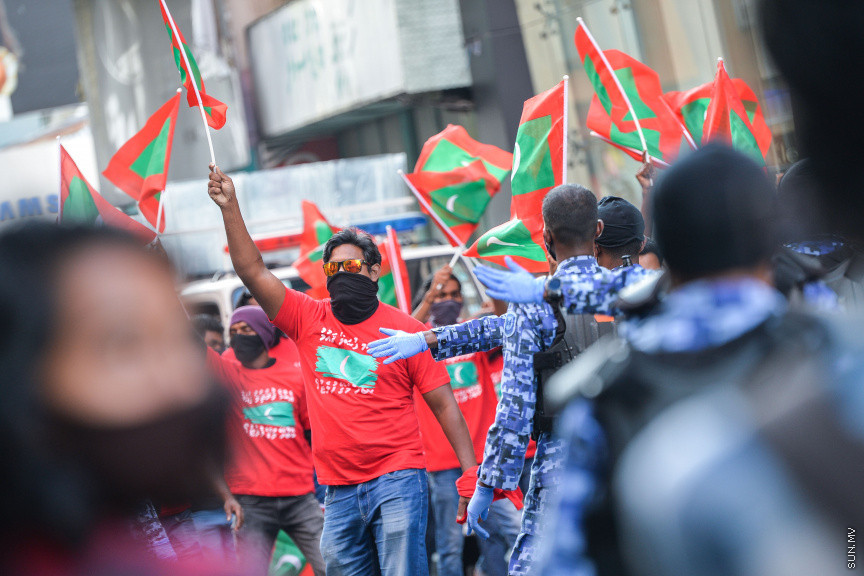 މާޗް 5، 2021: އެޗްޕީއޭއިން އެއްފަހަރާ 5 މީހުންނަށް ވުރެގިނައިން އެއްވުން މަނާކޮށްފައި ވަނިކޮށް އިދިކޮޅު ޕީޕީއެމް/ޕީއެންސީ ކޯލިޝަނުން 
މާލޭގައި ކުރިއަށްގެންދިޔަ މުޒާހަރާގެ ތެރެއިން -- ސަން ފޮޓޯ/ ފަޔާޒު މޫސާ