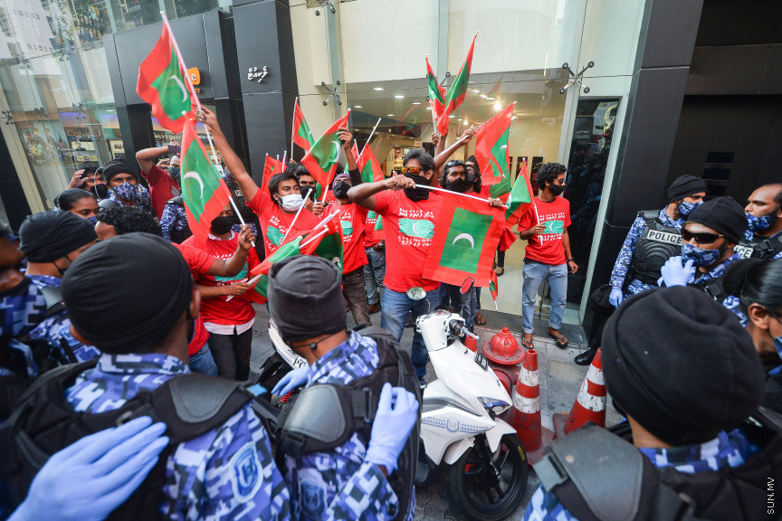 މާޗް 5، 2021: އެޗްޕީއޭއިން އެއްފަހަރާ 5 މީހުންނަށް ވުރެގިނައިން އެއްވުން މަނާކޮށްފައި ވަނިކޮށް އިދިކޮޅު ޕީޕީއެމް/ޕީއެންސީ ކޯލިޝަނުން 
މާލޭގައި ކުރިއަށްގެންދިޔަ މުޒާހަރާގެ ތެރެއިން -- ސަން ފޮޓޯ/ ފަޔާޒު މޫސާ