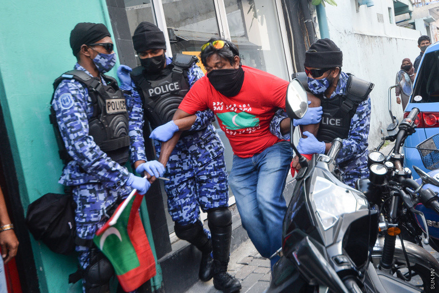 މާޗް 5، 2021: އެޗްޕީއޭއިން އެއްފަހަރާ 5 މީހުންނަށް ވުރެގިނައިން އެއްވުން މަނާކޮށްފައި ވަނިކޮށް އިދިކޮޅު ޕީޕީއެމް/ޕީއެންސީ ކޯލިޝަނުން 
މާލޭގައި ކުރިއަށްގެންދިޔަ މުޒާހަރާގެ ތެރެއިން -- ސަން ފޮޓޯ/ ފަޔާޒު މޫސާ