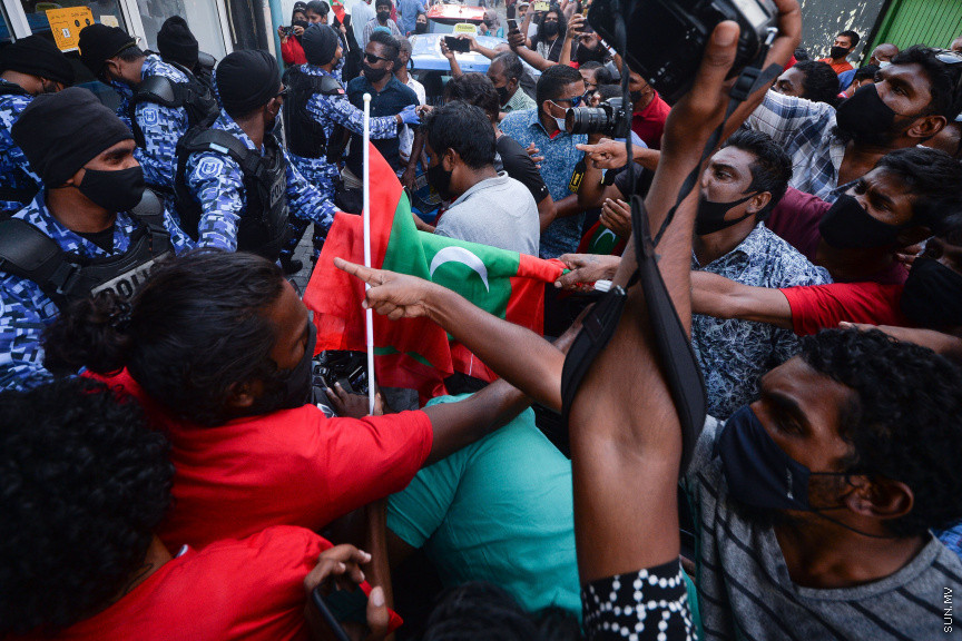މާޗް 5، 2021: އެޗްޕީއޭއިން އެއްފަހަރާ 5 މީހުންނަށް ވުރެގިނައިން އެއްވުން މަނާކޮށްފައި ވަނިކޮށް އިދިކޮޅު ޕީޕީއެމް/ޕީއެންސީ ކޯލިޝަނުން 
މާލޭގައި ކުރިއަށްގެންދިޔަ މުޒާހަރާގެ ތެރެއިން -- ސަން ފޮޓޯ/ ފަޔާޒު މޫސާ