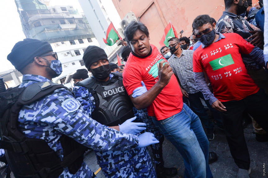 މާޗް 5، 2021: އެޗްޕީއޭއިން އެއްފަހަރާ 5 މީހުންނަށް ވުރެގިނައިން އެއްވުން މަނާކޮށްފައި ވަނިކޮށް އިދިކޮޅު ޕީޕީއެމް/ޕީއެންސީ ކޯލިޝަނުން 
މާލޭގައި ކުރިއަށްގެންދިޔަ މުޒާހަރާގެ ތެރެއިން -- ސަން ފޮޓޯ/ ފަޔާޒު މޫސާ