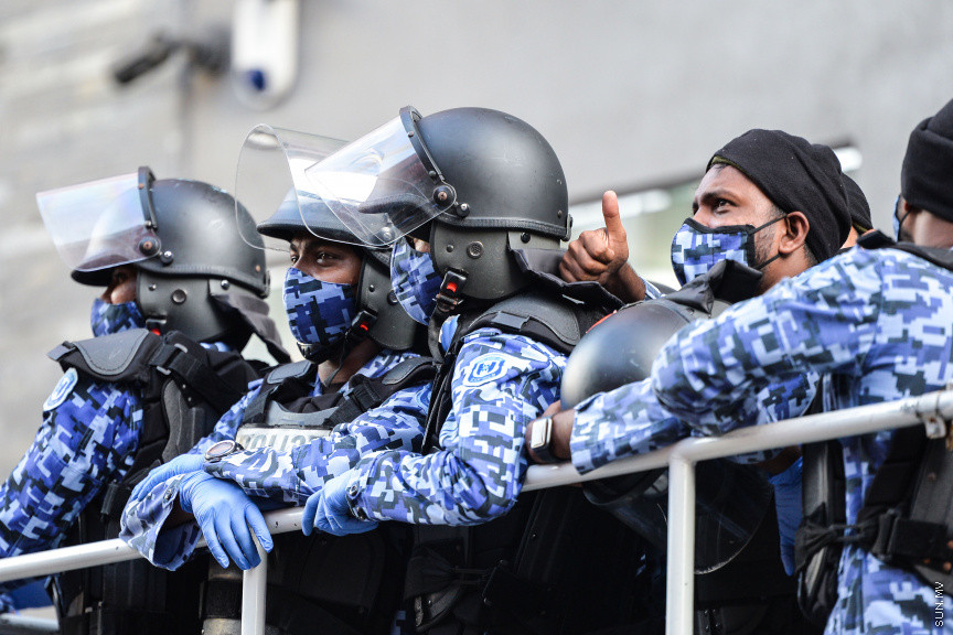މާޗް 5، 2021: އެޗްޕީއޭއިން އެއްފަހަރާ 5 މީހުންނަށް ވުރެގިނައިން އެއްވުން މަނާކޮށްފައި ވަނިކޮށް އިދިކޮޅު ޕީޕީއެމް/ޕީއެންސީ ކޯލިޝަނުން 
މާލޭގައި ކުރިއަށްގެންދިޔަ މުޒާހަރާގެ ތެރެއިން -- ސަން ފޮޓޯ/ ފަޔާޒު މޫސާ