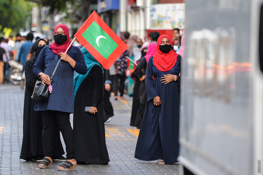 މާޗް 5، 2021: އެޗްޕީއޭއިން އެއްފަހަރާ 5 މީހުންނަށް ވުރެގިނައިން އެއްވުން މަނާކޮށްފައި ވަނިކޮށް އިދިކޮޅު ޕީޕީއެމް/ޕީއެންސީ ކޯލިޝަނުން 
މާލޭގައި ކުރިއަށްގެންދިޔަ މުޒާހަރާގެ ތެރެއިން -- ސަން ފޮޓޯ/ ފަޔާޒު މޫސާ