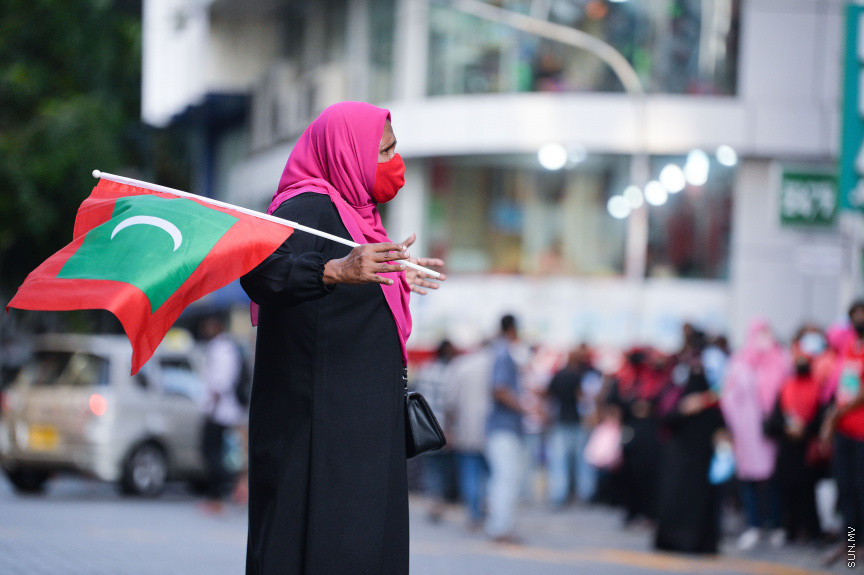 މާޗް 5، 2021: އެޗްޕީއޭއިން އެއްފަހަރާ 5 މީހުންނަށް ވުރެގިނައިން އެއްވުން މަނާކޮށްފައި ވަނިކޮށް އިދިކޮޅު ޕީޕީއެމް/ޕީއެންސީ ކޯލިޝަނުން 
މާލޭގައި ކުރިއަށްގެންދިޔަ މުޒާހަރާގެ ތެރެއިން -- ސަން ފޮޓޯ/ ފަޔާޒު މޫސާ