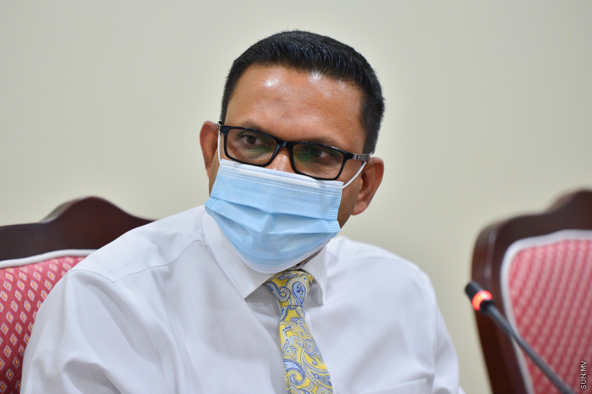 މާޗް 22، 2021: ރައްޔިތުންގެ މަޖިލީހުގެ ތަޅުމުގައި ދެއްކި ވާހަކައަކާ ގުޅިގެން ބައެއް ކަންކަން ސާފު ކުރުމަށް ކުރީގެ ސައިންސް އެންޑް ޓެކްނޮލޮޖީ މިނިސްޓަރު މުހައްމަދު މަލީހު ޖަމާލު މިއަދު ރައްޔިތުންގެ މަޖިލީހުގެ އިމްތިޔާޒާއި ސުލޫކާއި ބެހޭ ކޮމިޓީއަށް ހާޒިރުކުރުން -- ސަން ފޮޓޯ/ ފަޔާޒު މޫސާ