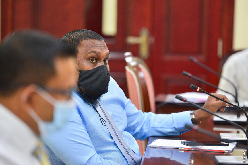 މާޗް 22، 2021: ރައްޔިތުންގެ މަޖިލީހުގެ ތަޅުމުގައި ދެއްކި ވާހަކައަކާ ގުޅިގެން ބައެއް ކަންކަން ސާފު ކުރުމަށް ކުރީގެ ސައިންސް އެންޑް ޓެކްނޮލޮޖީ މިނިސްޓަރު މުހައްމަދު މަލީހު ޖަމާލު މިއަދު ރައްޔިތުންގެ މަޖިލީހުގެ އިމްތިޔާޒާއި ސުލޫކާއި ބެހޭ ކޮމިޓީއަށް ހާޒިރުކުރުން -- ސަން ފޮޓޯ/ ފަޔާޒު މޫސާ