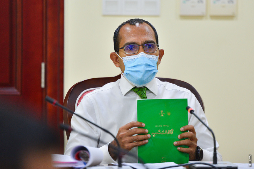 މާޗް 22، 2021: ރައްޔިތުންގެ މަޖިލީހުގެ ތަޅުމުގައި ދެއްކި ވާހަކައަކާ ގުޅިގެން ބައެއް ކަންކަން ސާފު ކުރުމަށް ކުރީގެ ސައިންސް އެންޑް ޓެކްނޮލޮޖީ މިނިސްޓަރު މުހައްމަދު މަލީހު ޖަމާލު މިއަދު ރައްޔިތުންގެ މަޖިލީހުގެ އިމްތިޔާޒާއި ސުލޫކާއި ބެހޭ ކޮމިޓީއަށް ހާޒިރުކުރުން -- ސަން ފޮޓޯ/ ފަޔާޒު މޫސާ