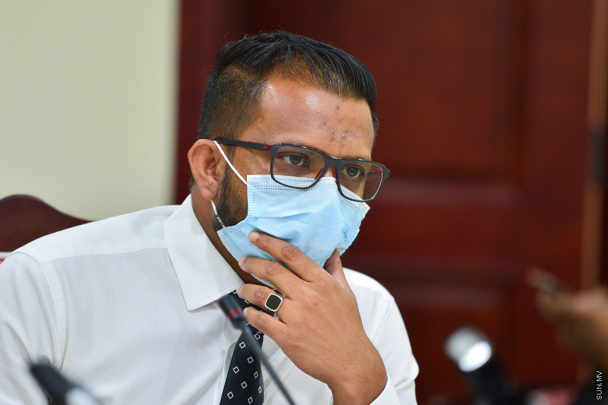 މާޗް 22، 2021: ރައްޔިތުންގެ މަޖިލީހުގެ ތަޅުމުގައި ދެއްކި ވާހަކައަކާ ގުޅިގެން ބައެއް ކަންކަން ސާފު ކުރުމަށް ކުރީގެ ސައިންސް އެންޑް ޓެކްނޮލޮޖީ މިނިސްޓަރު މުހައްމަދު މަލީހު ޖަމާލު މިއަދު ރައްޔިތުންގެ މަޖިލީހުގެ އިމްތިޔާޒާއި ސުލޫކާއި ބެހޭ ކޮމިޓީއަށް ހާޒިރުކުރުން -- ސަން ފޮޓޯ/ ފަޔާޒު މޫސާ