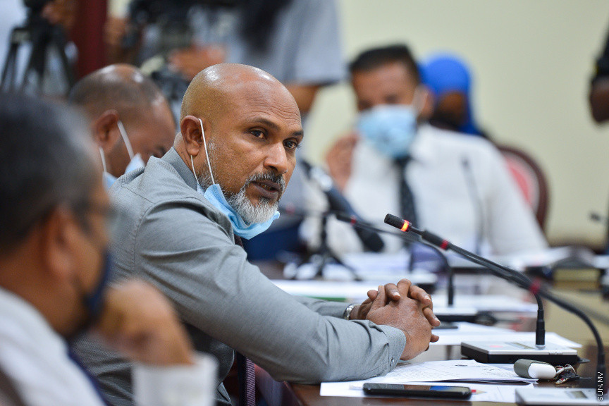 މާޗް 22، 2021: ރައްޔިތުންގެ މަޖިލީހުގެ ތަޅުމުގައި ދެއްކި ވާހަކައަކާ ގުޅިގެން ބައެއް ކަންކަން ސާފު ކުރުމަށް ކުރީގެ ސައިންސް އެންޑް ޓެކްނޮލޮޖީ މިނިސްޓަރު މުހައްމަދު މަލީހު ޖަމާލު މިއަދު ރައްޔިތުންގެ މަޖިލީހުގެ އިމްތިޔާޒާއި ސުލޫކާއި ބެހޭ ކޮމިޓީއަށް ހާޒިރުކުރުން -- ސަން ފޮޓޯ/ ފަޔާޒު މޫސާ