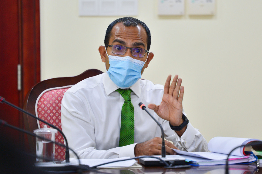 މާޗް 22، 2021: ރައްޔިތުންގެ މަޖިލީހުގެ ތަޅުމުގައި ދެއްކި ވާހަކައަކާ ގުޅިގެން ބައެއް ކަންކަން ސާފު ކުރުމަށް ކުރީގެ ސައިންސް އެންޑް ޓެކްނޮލޮޖީ މިނިސްޓަރު މުހައްމަދު މަލީހު ޖަމާލު މިއަދު ރައްޔިތުންގެ މަޖިލީހުގެ އިމްތިޔާޒާއި ސުލޫކާއި ބެހޭ ކޮމިޓީއަށް ހާޒިރުކުރުން -- ސަން ފޮޓޯ/ ފަޔާޒު މޫސާ