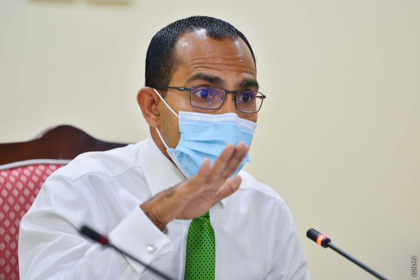 މާޗް 22، 2021: ރައްޔިތުންގެ މަޖިލީހުގެ ތަޅުމުގައި ދެއްކި ވާހަކައަކާ ގުޅިގެން ބައެއް ކަންކަން ސާފު ކުރުމަށް ކުރީގެ ސައިންސް އެންޑް ޓެކްނޮލޮޖީ މިނިސްޓަރު މުހައްމަދު މަލީހު ޖަމާލު މިއަދު ރައްޔިތުންގެ މަޖިލީހުގެ އިމްތިޔާޒާއި ސުލޫކާއި ބެހޭ ކޮމިޓީއަށް ހާޒިރުކުރުން -- ސަން ފޮޓޯ/ ފަޔާޒު މޫސާ