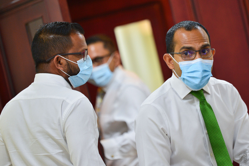 މާޗް 22، 2021: ރައްޔިތުންގެ މަޖިލީހުގެ ތަޅުމުގައި ދެއްކި ވާހަކައަކާ ގުޅިގެން ބައެއް ކަންކަން ސާފު ކުރުމަށް ކުރީގެ ސައިންސް އެންޑް ޓެކްނޮލޮޖީ މިނިސްޓަރު މުހައްމަދު މަލީހު ޖަމާލު މިއަދު ރައްޔިތުންގެ މަޖިލީހުގެ އިމްތިޔާޒާއި ސުލޫކާއި ބެހޭ ކޮމިޓީއަށް ހާޒިރުކުރުން -- ސަން ފޮޓޯ/ ފަޔާޒު މޫސާ