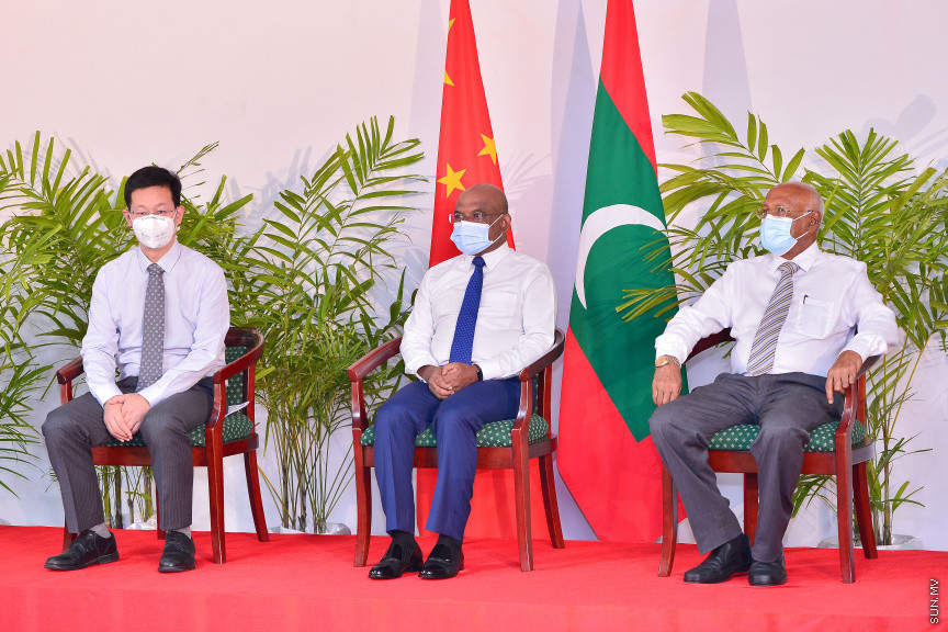 މާޗް 25، 2021: ޗައިނާ އިން ރާއްޖެއަށް ހަދިޔާ ކުރި ދެ ލައްކަ ވެކްސިން ޑޯޒްގެ ތެރެއިން އެއް ލައްކަ ޑޯޒް ރަމްޒީކޮށް ދިވެހި ސަރުކާރާ ހަވާލު ކުރުމަށް ބޭއްވި ރަސްމިއްޔާތުގެ ތެރެއިން: ޗައިނާއިން ރާއްޖެއަށް ހަދިޔާކުރީ ސައިނޯފާމް ވެކްސިން -- ސަން ފޮޓޯ/ ފަޔާޒު މޫސާ