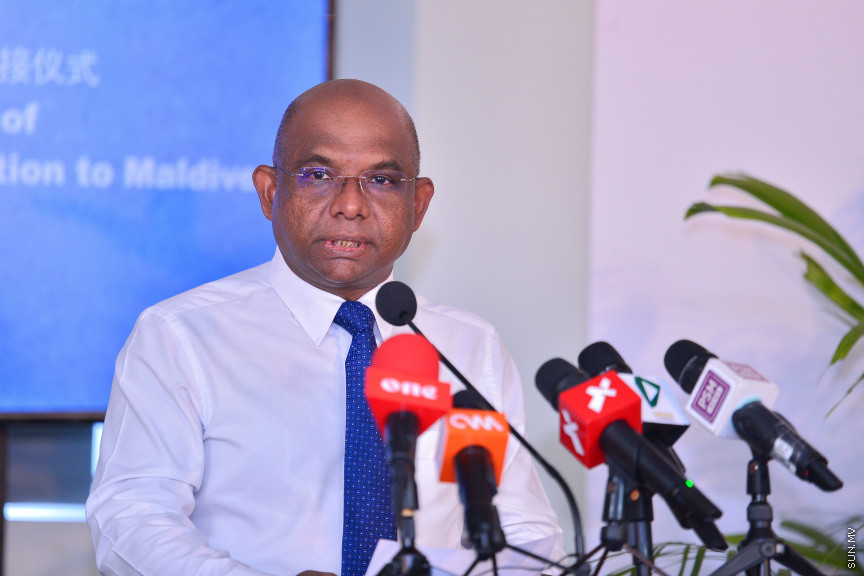 މާޗް 25، 2021: ޗައިނާ އިން ރާއްޖެއަށް ހަދިޔާ ކުރި ދެ ލައްކަ ވެކްސިން ޑޯޒްގެ ތެރެއިން އެއް ލައްކަ ޑޯޒް ރަމްޒީކޮށް ދިވެހި ސަރުކާރާ ހަވާލު ކުރުމަށް ބޭއްވި ރަސްމިއްޔާތުގެ ތެރެއިން: ޗައިނާއިން ރާއްޖެއަށް ހަދިޔާކުރީ ސައިނޯފާމް ވެކްސިން -- ސަން ފޮޓޯ/ ފަޔާޒު މޫސާ