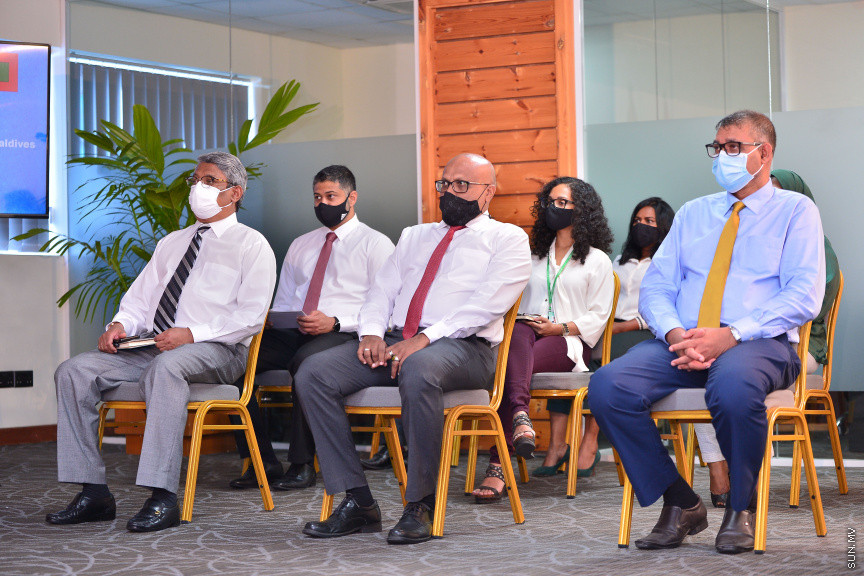 މާޗް 25، 2021: ޗައިނާ އިން ރާއްޖެއަށް ހަދިޔާ ކުރި ދެ ލައްކަ ވެކްސިން ޑޯޒްގެ ތެރެއިން އެއް ލައްކަ ޑޯޒް ރަމްޒީކޮށް ދިވެހި ސަރުކާރާ ހަވާލު ކުރުމަށް ބޭއްވި ރަސްމިއްޔާތުގެ ތެރެއިން: ޗައިނާއިން ރާއްޖެއަށް ހަދިޔާކުރީ ސައިނޯފާމް ވެކްސިން -- ސަން ފޮޓޯ/ ފަޔާޒު މޫސާ