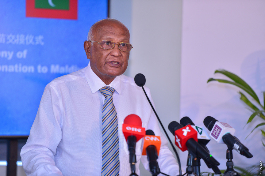 މާޗް 25، 2021: ޗައިނާ އިން ރާއްޖެއަށް ހަދިޔާ ކުރި ދެ ލައްކަ ވެކްސިން ޑޯޒްގެ ތެރެއިން އެއް ލައްކަ ޑޯޒް ރަމްޒީކޮށް ދިވެހި ސަރުކާރާ ހަވާލު ކުރުމަށް ބޭއްވި ރަސްމިއްޔާތުގެ ތެރެއިން: ޗައިނާއިން ރާއްޖެއަށް ހަދިޔާކުރީ ސައިނޯފާމް ވެކްސިން -- ސަން ފޮޓޯ/ ފަޔާޒު މޫސާ