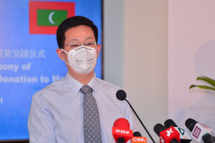 މާޗް 25، 2021: ޗައިނާ އިން ރާއްޖެއަށް ހަދިޔާ ކުރި ދެ ލައްކަ ވެކްސިން ޑޯޒްގެ ތެރެއިން އެއް ލައްކަ ޑޯޒް ރަމްޒީކޮށް ދިވެހި ސަރުކާރާ ހަވާލު ކުރުމަށް ބޭއްވި ރަސްމިއްޔާތުގެ ތެރެއިން: ޗައިނާއިން ރާއްޖެއަށް ހަދިޔާކުރީ ސައިނޯފާމް ވެކްސިން -- ސަން ފޮޓޯ/ ފަޔާޒު މޫސާ