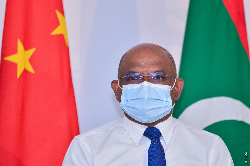 މާޗް 25، 2021: ޗައިނާ އިން ރާއްޖެއަށް ހަދިޔާ ކުރި ދެ ލައްކަ ވެކްސިން ޑޯޒްގެ ތެރެއިން އެއް ލައްކަ ޑޯޒް ރަމްޒީކޮށް ދިވެހި ސަރުކާރާ ހަވާލު ކުރުމަށް ބޭއްވި ރަސްމިއްޔާތުގެ ތެރެއިން: ޗައިނާއިން ރާއްޖެއަށް ހަދިޔާކުރީ ސައިނޯފާމް ވެކްސިން -- ސަން ފޮޓޯ/ ފަޔާޒު މޫސާ