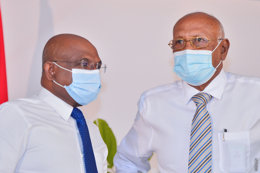 މާޗް 25، 2021: ޗައިނާ އިން ރާއްޖެއަށް ހަދިޔާ ކުރި ދެ ލައްކަ ވެކްސިން ޑޯޒްގެ ތެރެއިން އެއް ލައްކަ ޑޯޒް ރަމްޒީކޮށް ދިވެހި ސަރުކާރާ ހަވާލު ކުރުމަށް ބޭއްވި ރަސްމިއްޔާތުގެ ތެރެއިން: ޗައިނާއިން ރާއްޖެއަށް ހަދިޔާކުރީ ސައިނޯފާމް ވެކްސިން -- ސަން ފޮޓޯ/ ފަޔާޒު މޫސާ