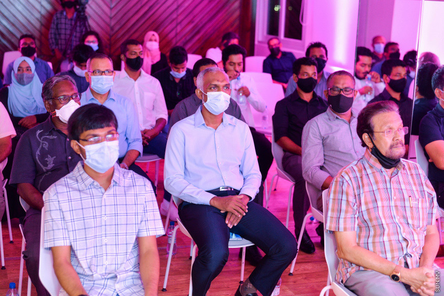 މާޗް 31، 2021: ކުރިއަށް އޮތް ލޯކަލް ކައުންސިލް އިންތިހާބުގައި އިދިކޮޅު ކޯލިޝަނުން މާލޭ ސިޓީ މޭޔަރުކަމަށް ވާދަކުރައްވާ ކެންޑިޑޭޓު ޑރ. މުހައްމަދު މުއިއްޒުގެ ސޯޝަލް މީޑިއާ ޕްލެޓްފޯމުތަަކާއި ކެމްޕޭން ލަވަ ލޯންޗުކުރުމަށް ބޭއްވި ހަފްލާގެ ތެރެއިން -- ސަން ފޮޓޯ/ ފަޔާޒު މޫސާ