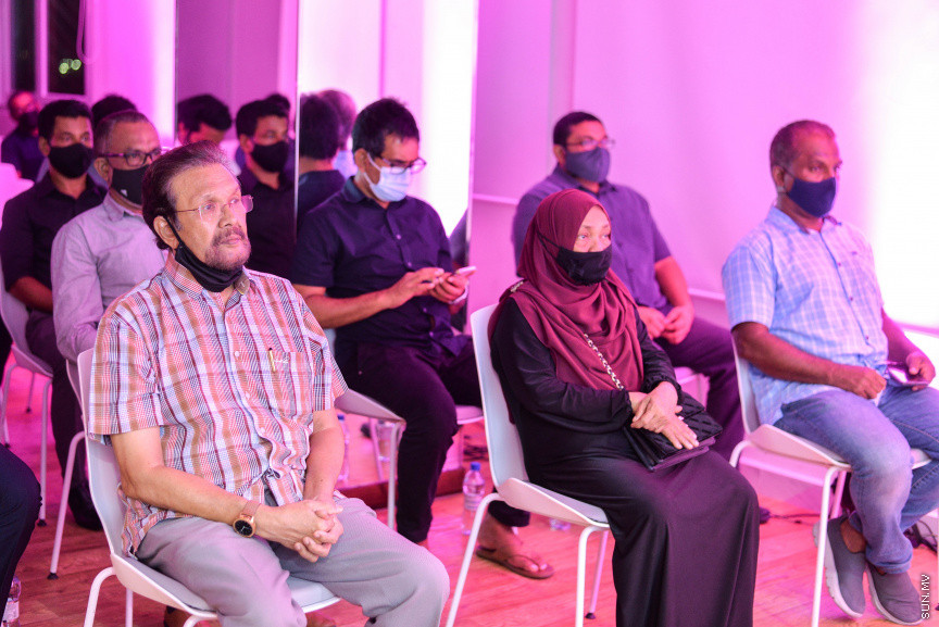 މާޗް 31، 2021: ކުރިއަށް އޮތް ލޯކަލް ކައުންސިލް އިންތިހާބުގައި އިދިކޮޅު ކޯލިޝަނުން މާލޭ ސިޓީ މޭޔަރުކަމަށް ވާދަކުރައްވާ ކެންޑިޑޭޓު ޑރ. މުހައްމަދު މުއިއްޒުގެ ސޯޝަލް މީޑިއާ ޕްލެޓްފޯމުތަަކާއި ކެމްޕޭން ލަވަ ލޯންޗުކުރުމަށް ބޭއްވި ހަފްލާގެ ތެރެއިން -- ސަން ފޮޓޯ/ ފަޔާޒު މޫސާ